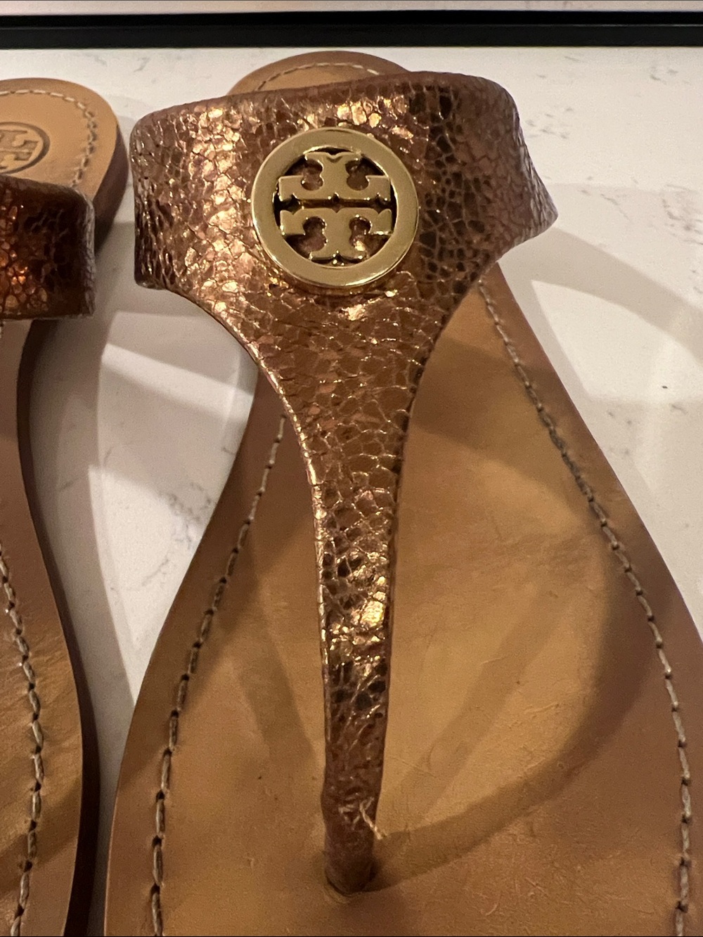 Tory Burch metallic gold crackled leather thong sandals size 10 - Picture 7 of 15